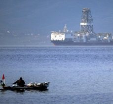 ‘Türkiye’nin ilk sondaj gemisi’, Çanakkale Boğazı’ndan geçti