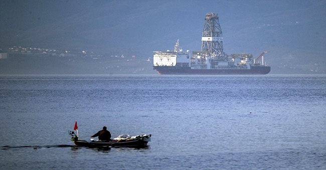 ‘Türkiye’nin ilk sondaj gemisi’, Çanakkale Boğazı’ndan geçti