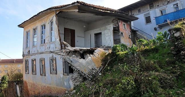 “Sürmene denize kayıyor” iddiası, binalar boşaltıldı!