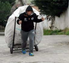 Kimsenin sahip çıkmadığı dünya şampiyonu, geçimini kağıt toplayarak kazanıyor