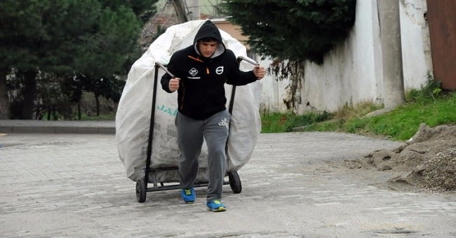 Kimsenin sahip çıkmadığı dünya şampiyonu, geçimini kağıt toplayarak kazanıyor