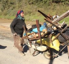 Hacca gidebilmek için sokak sokak dolaşıp hurda topluyor