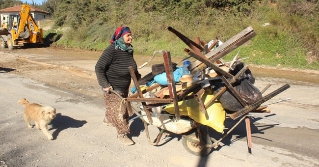 Hacca gidebilmek için sokak sokak dolaşıp hurda topluyor