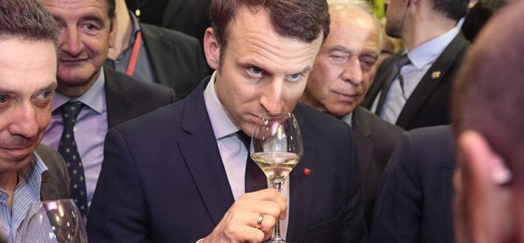 Macron, yurt dışı seyahatlere kısıtlama getirileceğini duyurdu