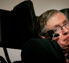 Ünlü Fizikçi Stephen Hawking hayatını kaybetti