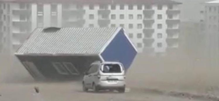 Erzurum’da fırtına hayatı felç etti