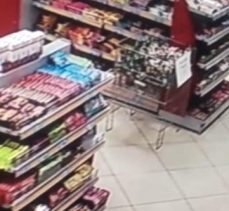 Maket cep telefonunu gerçek zannedip çaldı
