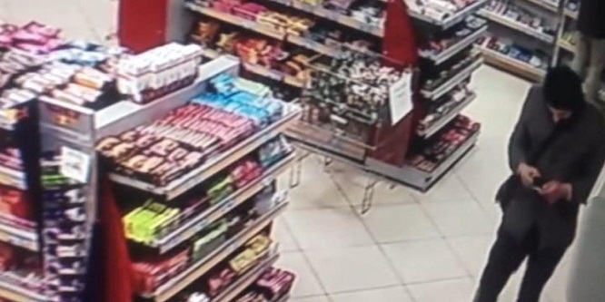 Maket cep telefonunu gerçek zannedip çaldı