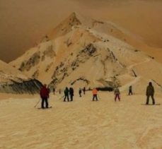 5 ülkeye yağan ‘turuncu kar’ sosyal medyada büyük ses getirdi