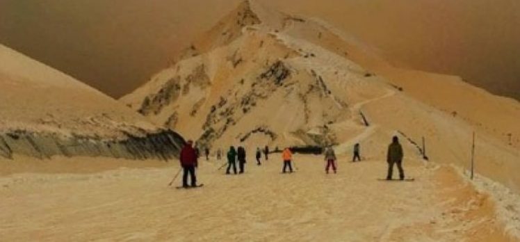 5 ülkeye yağan ‘turuncu kar’ sosyal medyada büyük ses getirdi