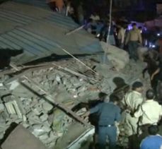 Hindistan’da bir aracın çarpmasıyla 100 yıllık bina çöktü: 10 ölü