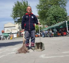 Günün adamı! Yerde bulduğu para ve altın dolu çantayı sahibine ulaştıran abimiz