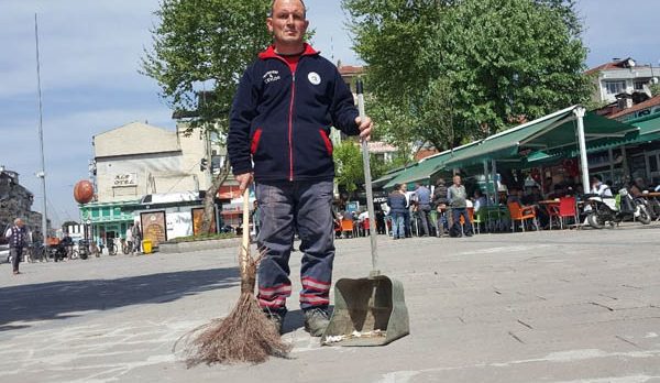 Günün adamı! Yerde bulduğu para ve altın dolu çantayı sahibine ulaştıran abimiz