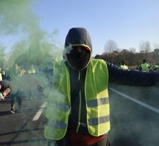 Fransa’da binlerce kişi akaryakıt zammı protesto etti: 1 ölü, 106 yaralı