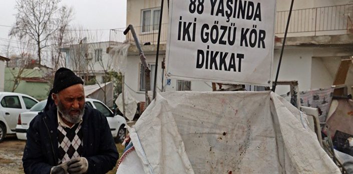 İki gözü görmeyen 88 yaşındaki Hasan dede çöp toplayarak ailesine bakıyor