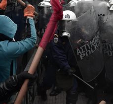 Yunanistan’da atama kriterlerinin değişmesini protesto eden öğretmenler ile polis arasında arbede çıktı