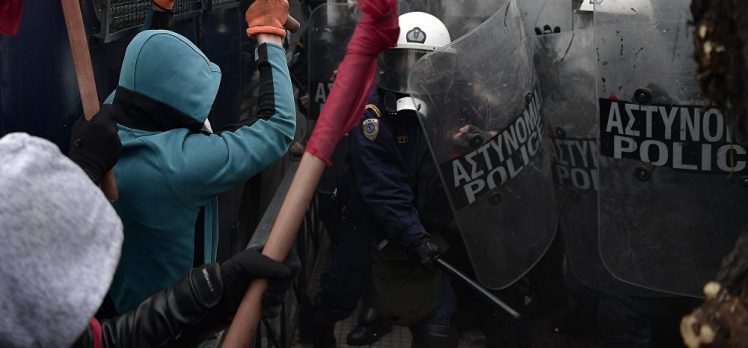 Yunanistan’da atama kriterlerinin değişmesini protesto eden öğretmenler ile polis arasında arbede çıktı