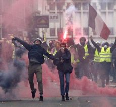 Fransa Halkı Macron ve hükümetin politikalarını protesto etmeye devam ediyor