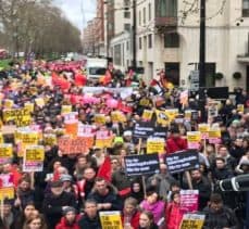 Yeni Zelanda’daki terör saldırılarını protesto için Londra’da onbinler yürüdü