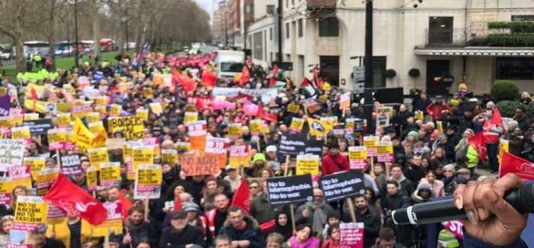 Yeni Zelanda’daki terör saldırılarını protesto için Londra’da onbinler yürüdü