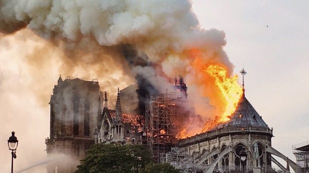 Notre Dame Katedrali yandı! Macron: Yeniden inşa edeceğiz