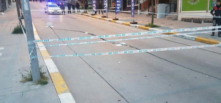 Esenyurt’ta yol çöktü: Çevredeki binalar boşaltıldı