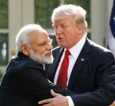 Trump: ABD’deki mitingler artık kesmez, Hindistan’da beni selamlamaya milyonlar gelecek