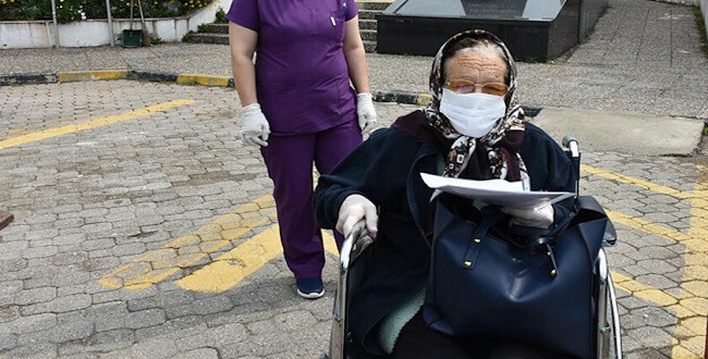 Umre dönüşü karantinada kaldıktan sonra evine dönen kadın, koronavirüs nedeniyle hayatını kaybetti