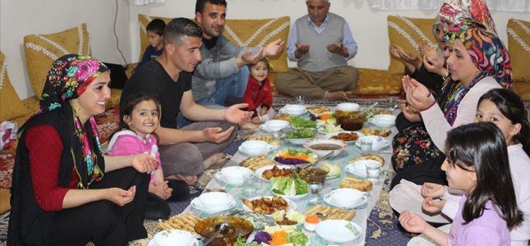 Muş’ta iftar yemeğine giden 13 kişiye koronavirüs bulaştı, validen uyarı geldi