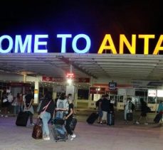 Rusya’dan Antalya’ya uçan ilk uçaklarla 519 turist geldi