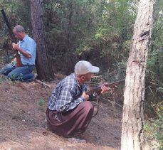 Mersin’de köylüler ruhsatlı tüfekleriyle orman nöbetinde