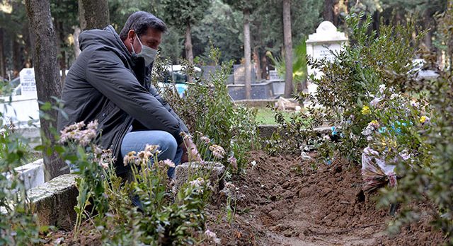 21 günde annesi, babası ve iki ablasını toprağa verdi