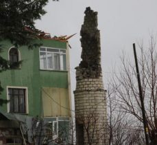 Yıldırım düşen caminin minaresi yıkıldı