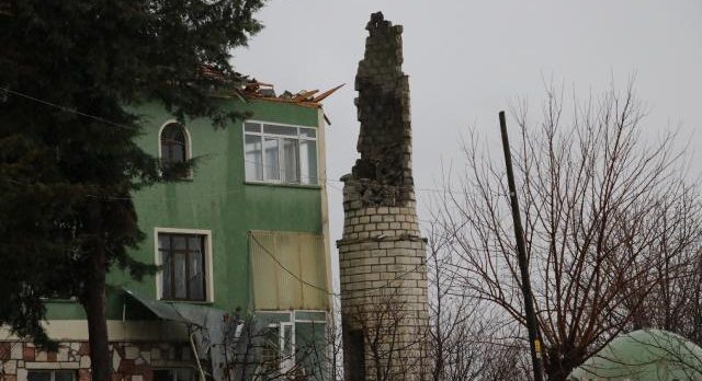 Yıldırım düşen caminin minaresi yıkıldı