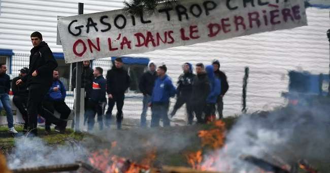 Fransa’da artan akaryakıt fiyatlarını protesto eden çiftçiler sokağa döküldü