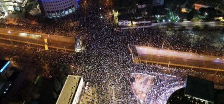 İşgalci israil protestolarla sarsılıyor! 160 bin siyonist Tel Aviv’de gösteri yaptı